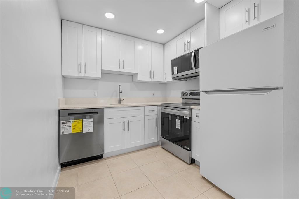 For Rent: $2,075 (2 beds, 2 baths, 900 Square Feet)