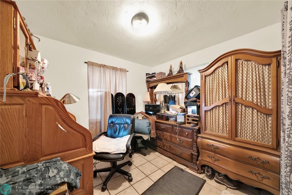 For Sale: $350,000 (2 beds, 1 baths, 744 Square Feet)