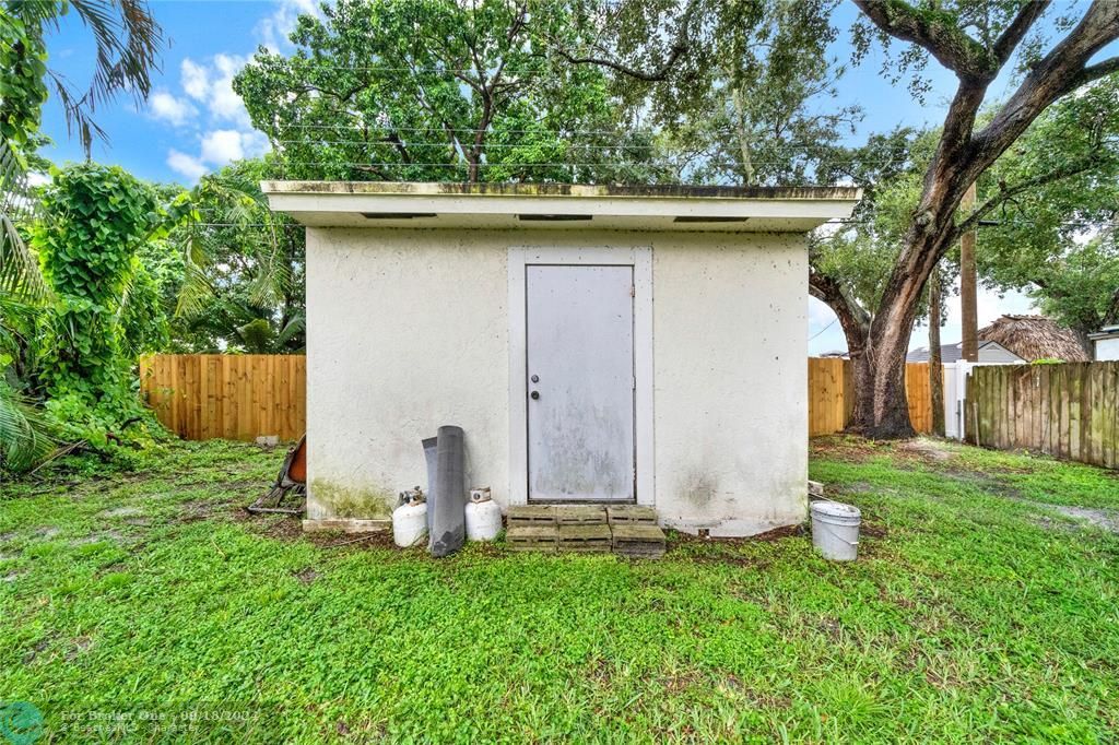 For Sale: $350,000 (2 beds, 1 baths, 744 Square Feet)