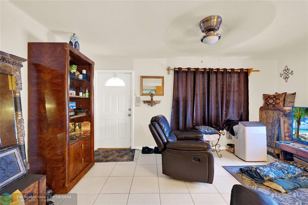 For Sale: $350,000 (2 beds, 1 baths, 744 Square Feet)