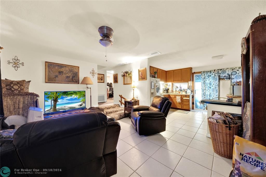 For Sale: $350,000 (2 beds, 1 baths, 744 Square Feet)