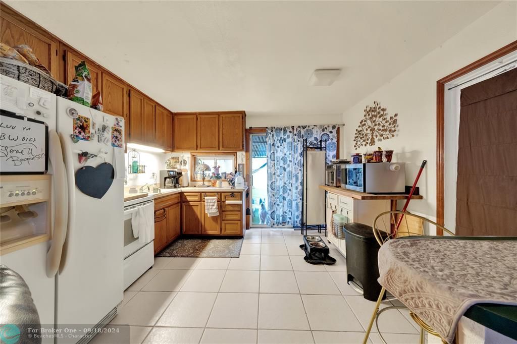 For Sale: $350,000 (2 beds, 1 baths, 744 Square Feet)