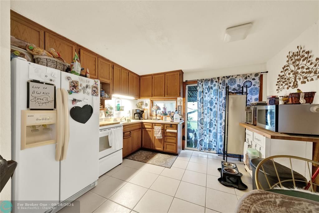 For Sale: $350,000 (2 beds, 1 baths, 744 Square Feet)