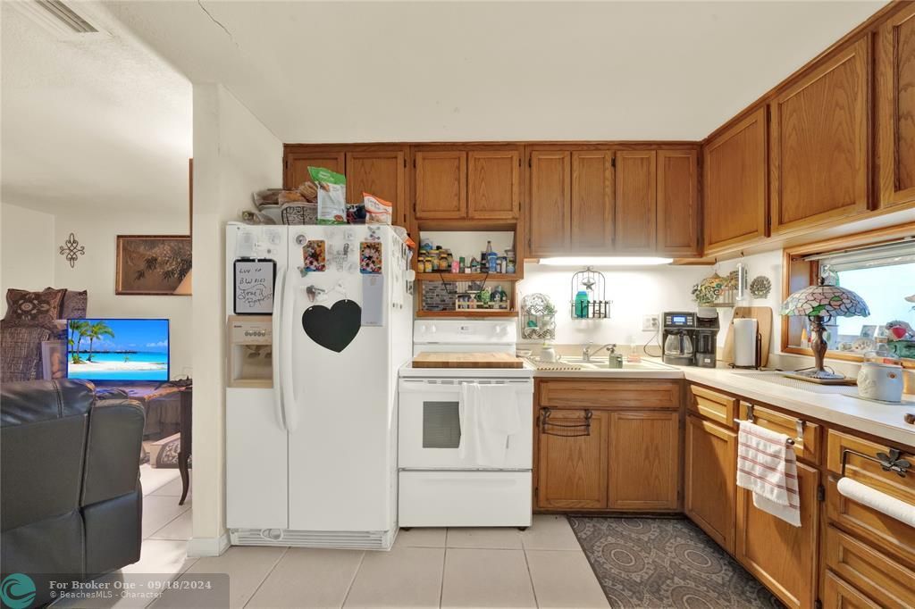 For Sale: $350,000 (2 beds, 1 baths, 744 Square Feet)