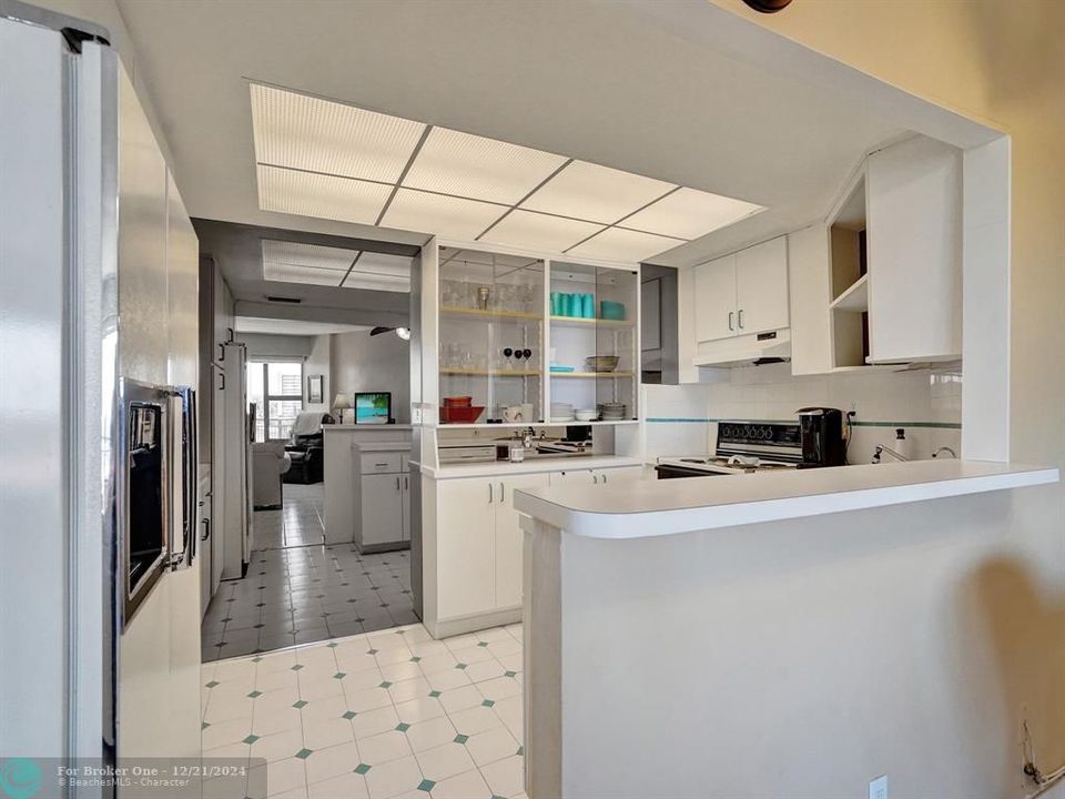 Active With Contract: $3,000 (1 beds, 1 baths, 825 Square Feet)