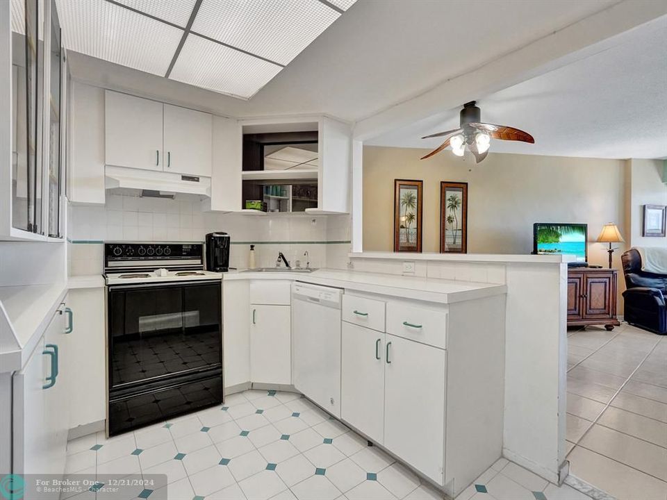 Active With Contract: $3,000 (1 beds, 1 baths, 825 Square Feet)