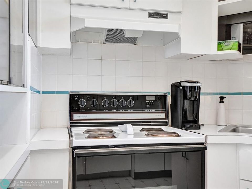 Active With Contract: $3,000 (1 beds, 1 baths, 825 Square Feet)