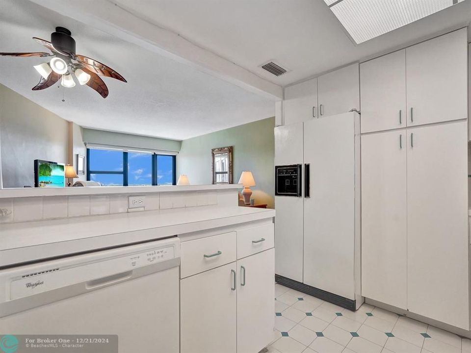 Active With Contract: $3,000 (1 beds, 1 baths, 825 Square Feet)