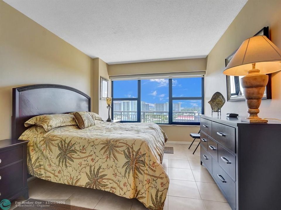 Active With Contract: $3,000 (1 beds, 1 baths, 825 Square Feet)