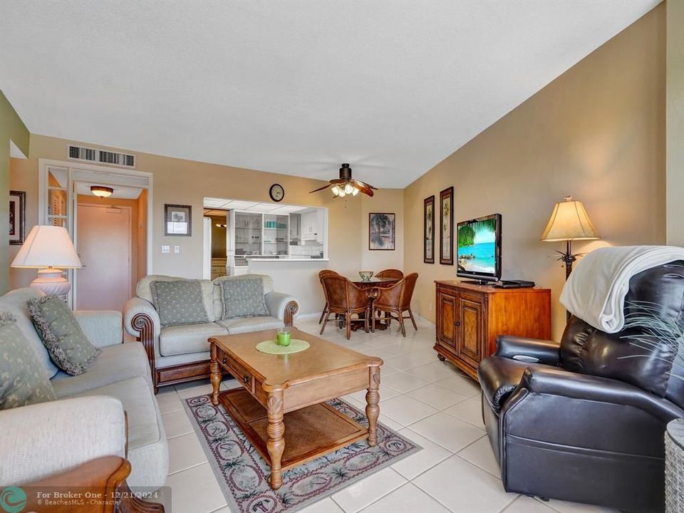 Active With Contract: $3,000 (1 beds, 1 baths, 825 Square Feet)