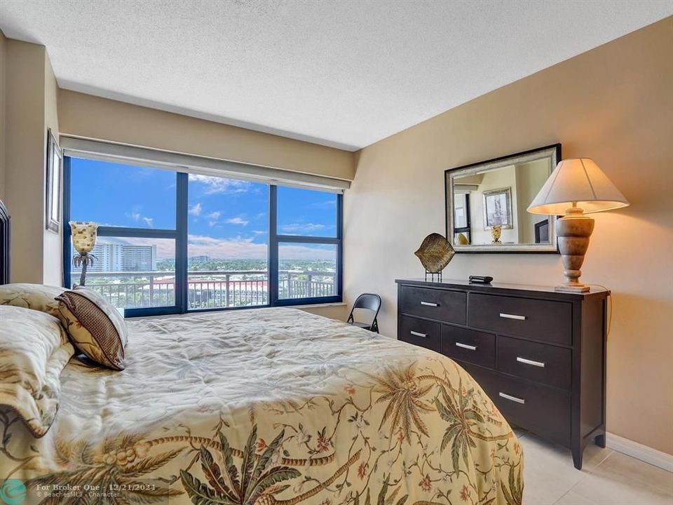 Active With Contract: $3,000 (1 beds, 1 baths, 825 Square Feet)