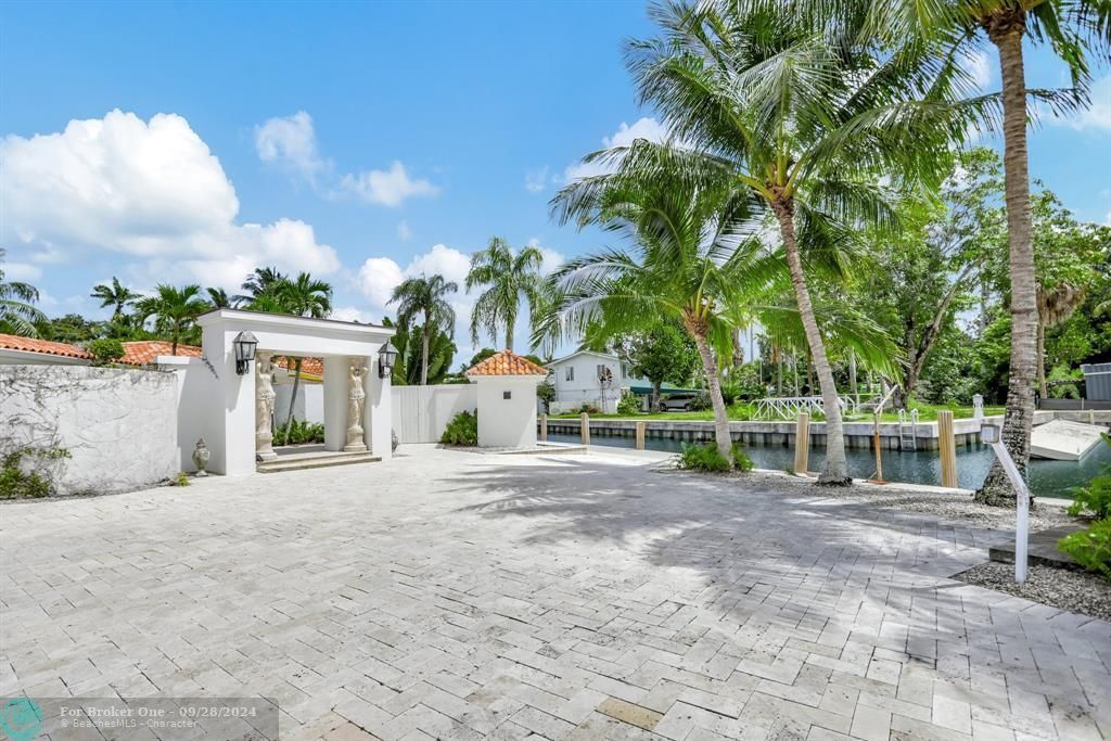 For Sale: $3,899,000 (7 beds, 7 baths, 2933 Square Feet)