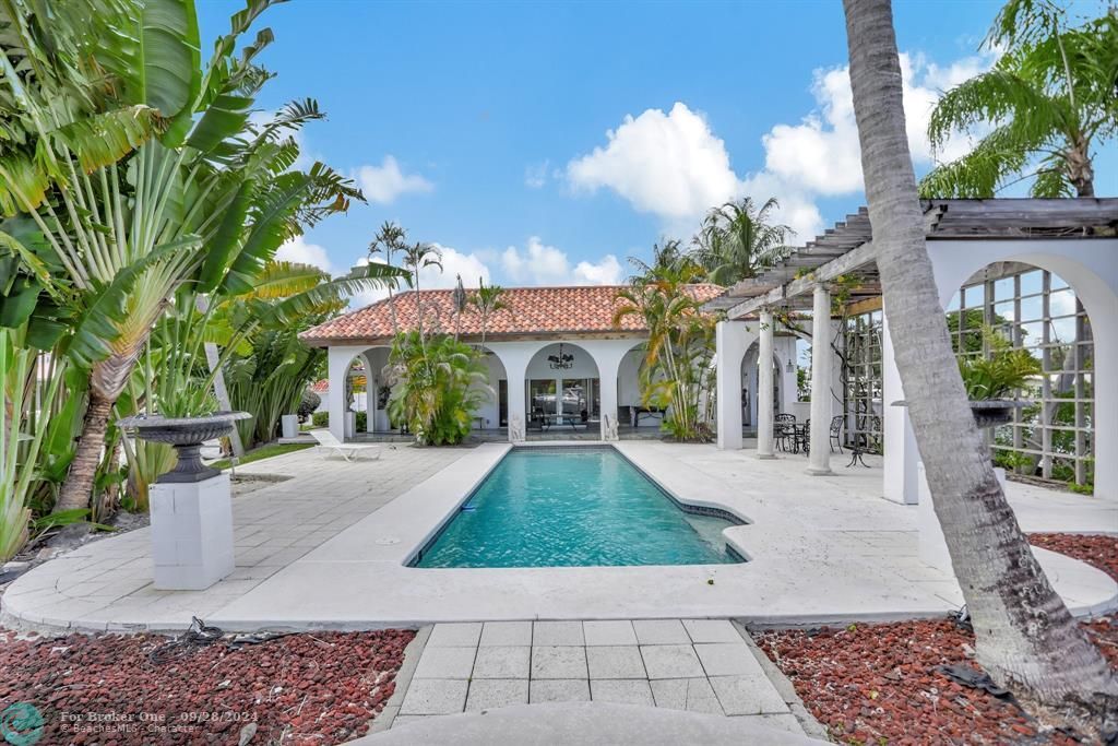 For Sale: $3,899,000 (7 beds, 7 baths, 2933 Square Feet)