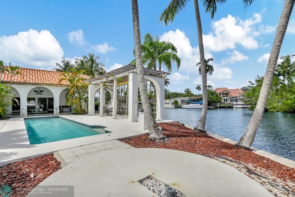 For Sale: $3,899,000 (7 beds, 7 baths, 2933 Square Feet)