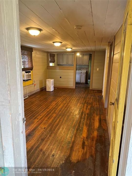 For Rent: $1,600 (2 beds, 1 baths, 1034 Square Feet)