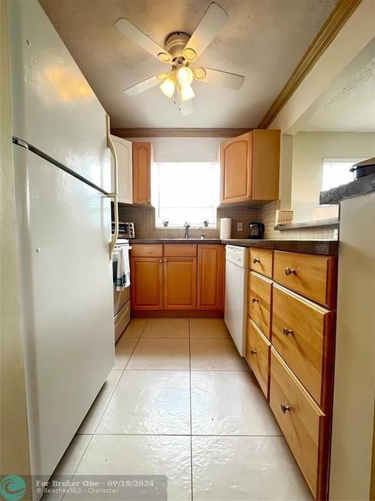 For Sale: $124,900 (1 beds, 1 baths, 703 Square Feet)