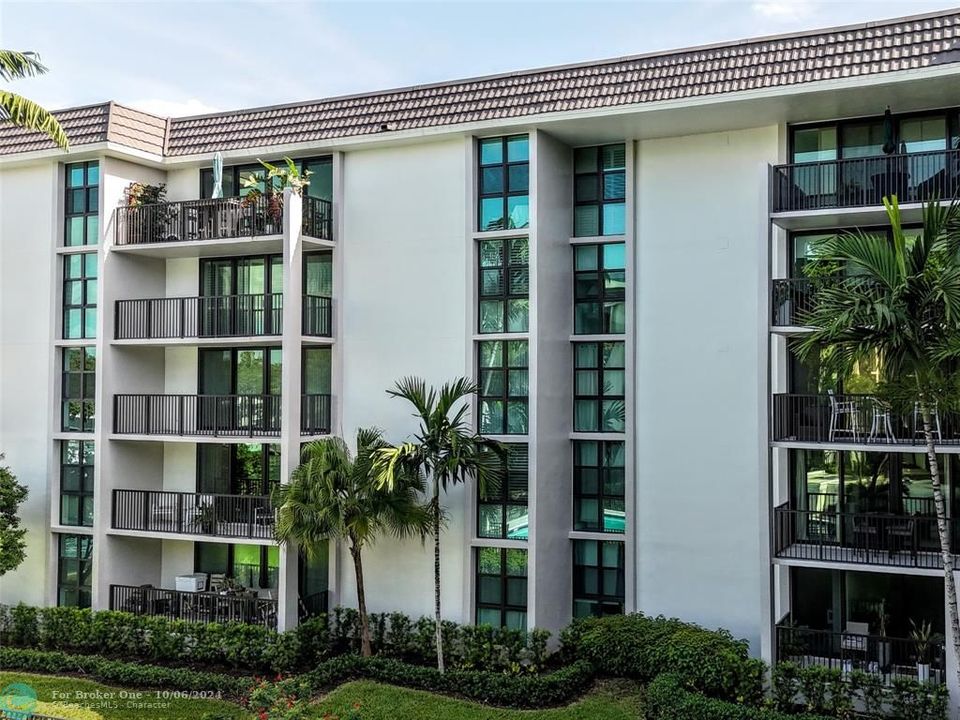 Active With Contract: $2,100 (1 beds, 1 baths, 931 Square Feet)