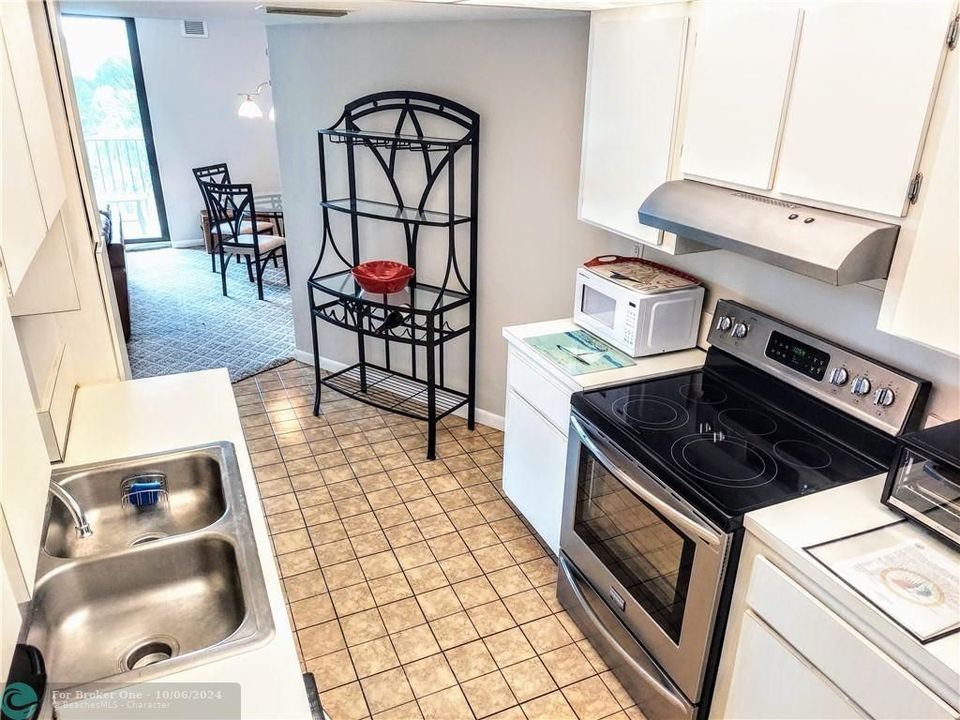 Active With Contract: $2,100 (1 beds, 1 baths, 931 Square Feet)