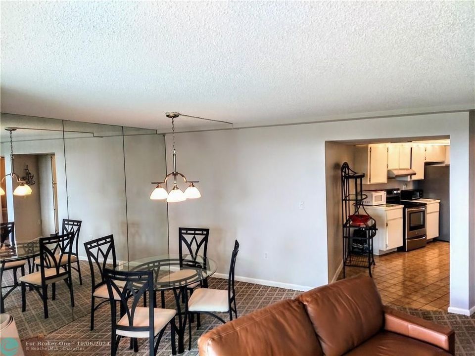 Active With Contract: $2,100 (1 beds, 1 baths, 931 Square Feet)