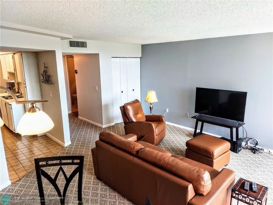 Active With Contract: $2,100 (1 beds, 1 baths, 931 Square Feet)