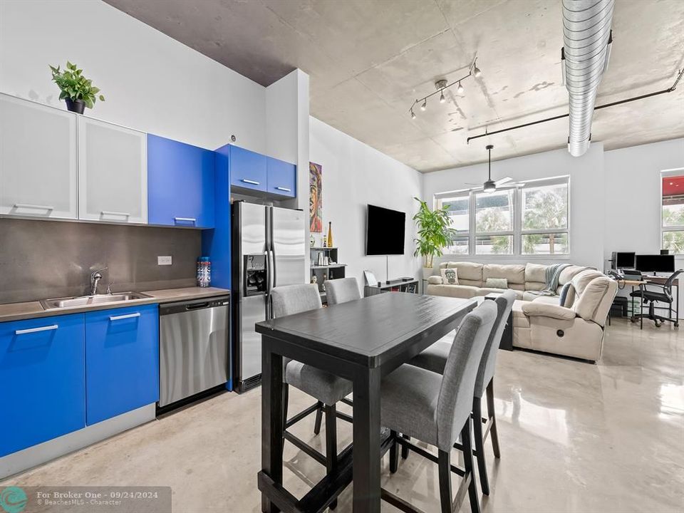 For Sale: $385,000 (1 beds, 1 baths, 804 Square Feet)