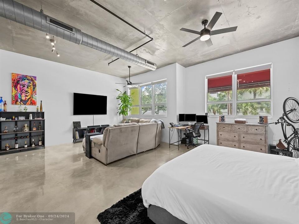 For Sale: $385,000 (1 beds, 1 baths, 804 Square Feet)