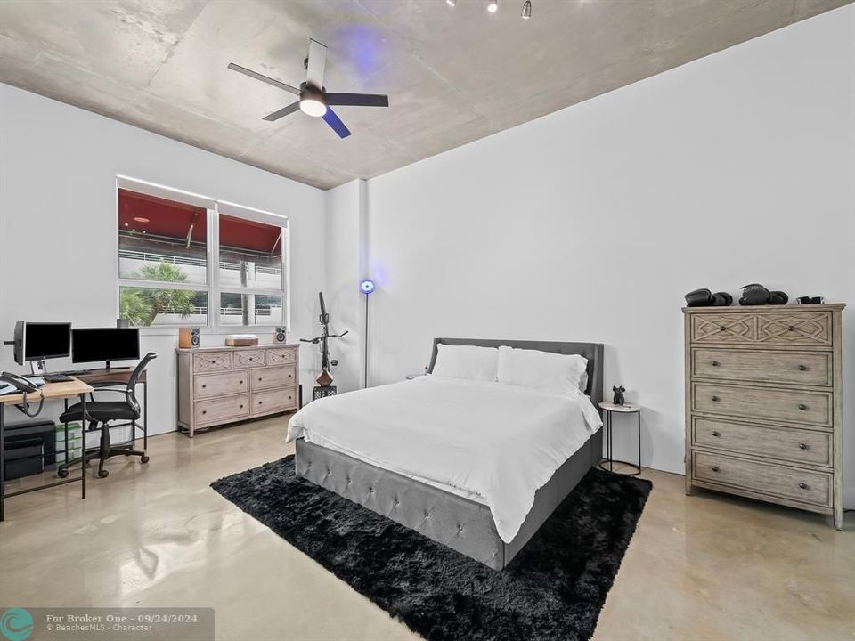 For Sale: $385,000 (1 beds, 1 baths, 804 Square Feet)