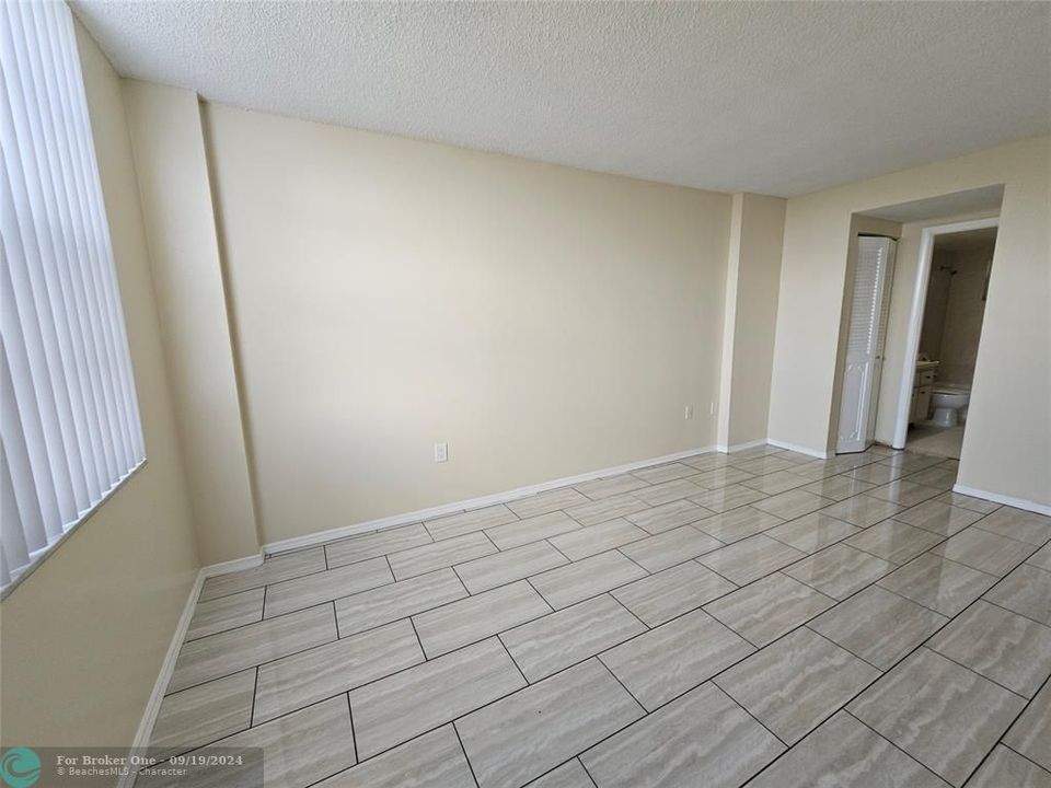 For Sale: $169,000 (1 beds, 1 baths, 840 Square Feet)