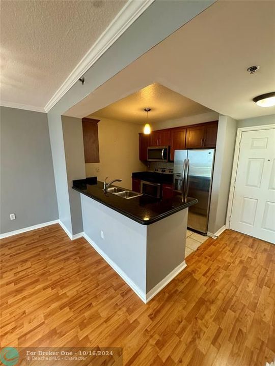 For Sale: $399,500 (1 beds, 1 baths, 711 Square Feet)