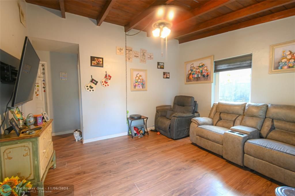 Active With Contract: $339,000 (2 beds, 1 baths, 576 Square Feet)