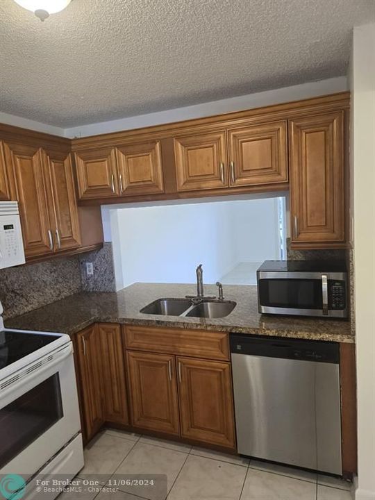 For Rent: $2,200 (2 beds, 2 baths, 914 Square Feet)