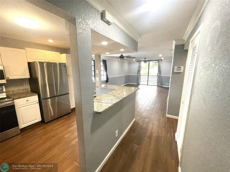 For Sale: $199,900 (2 beds, 2 baths, 925 Square Feet)