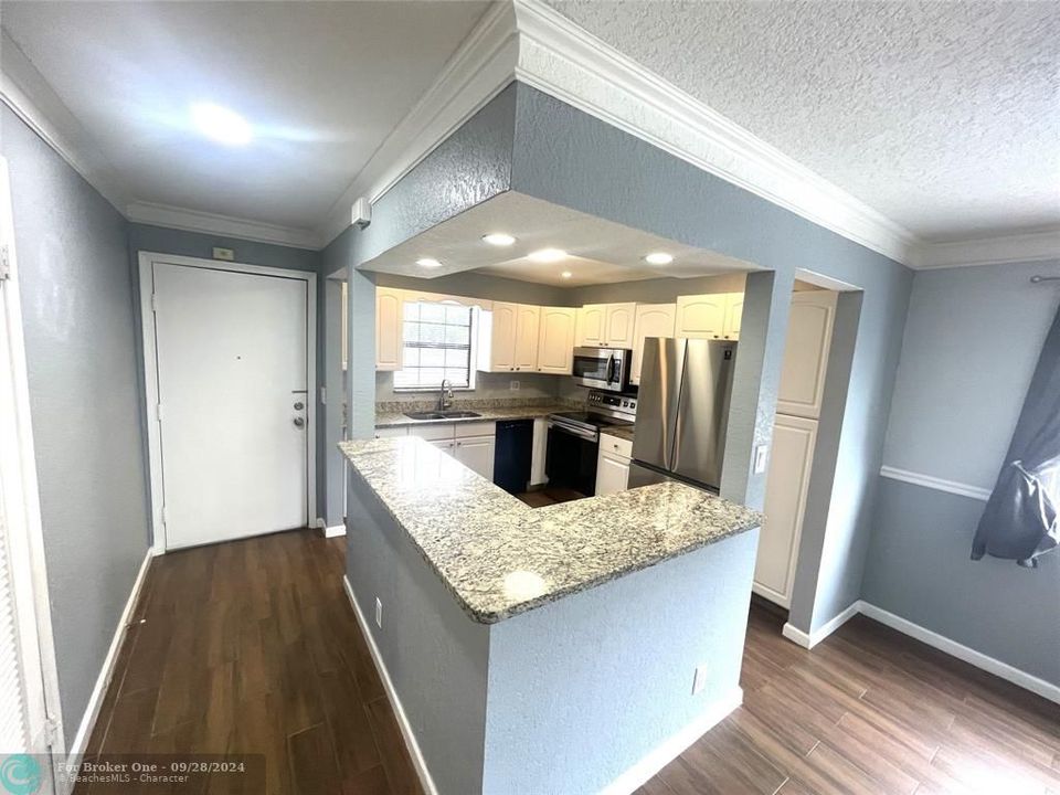 For Sale: $199,900 (2 beds, 2 baths, 925 Square Feet)