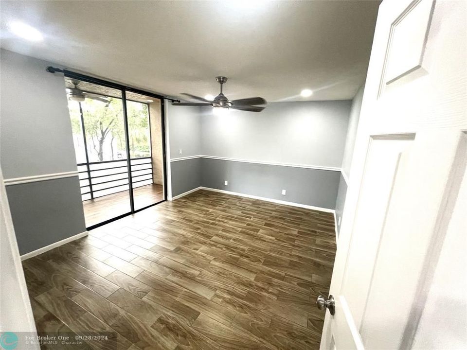 For Sale: $199,900 (2 beds, 2 baths, 925 Square Feet)