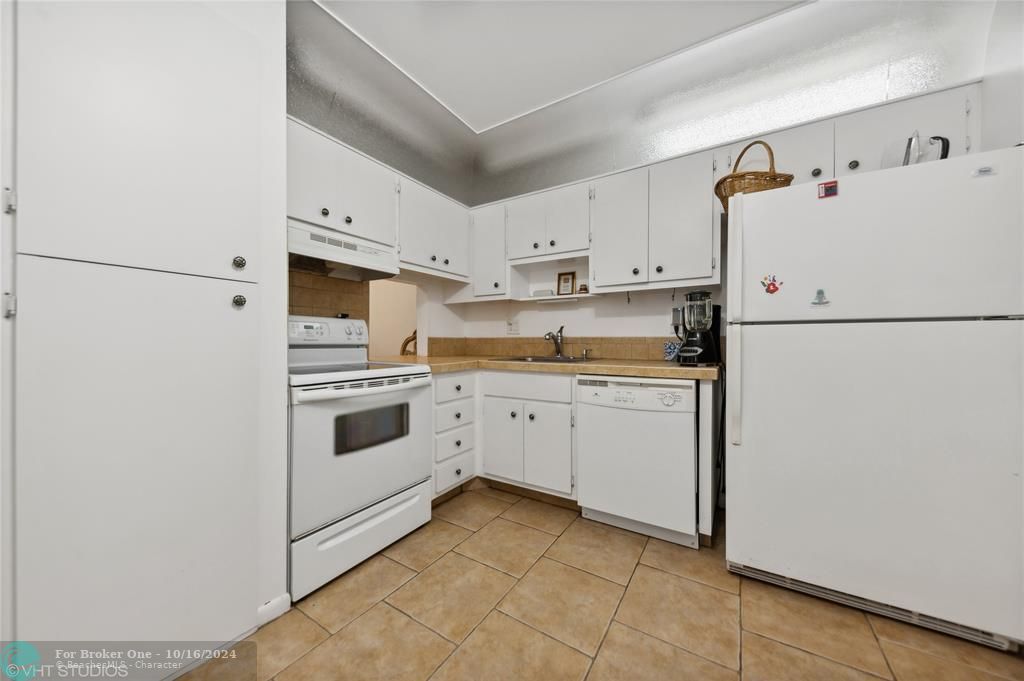 For Sale: $119,900 (1 beds, 1 baths, 812 Square Feet)