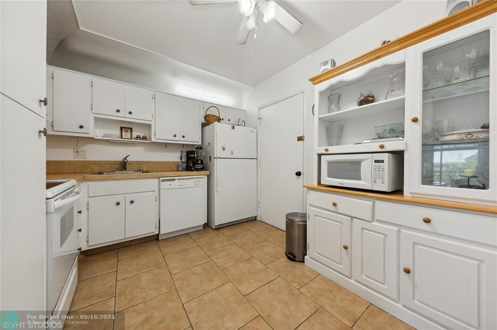 For Sale: $119,900 (1 beds, 1 baths, 812 Square Feet)