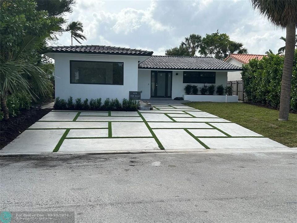 For Sale: $2,295,000 (3 beds, 3 baths, 2300 Square Feet)