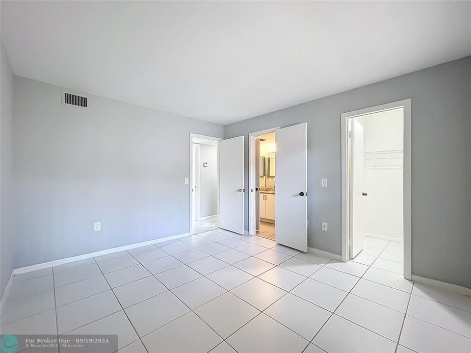 For Sale: $265,000 (2 beds, 2 baths, 1037 Square Feet)