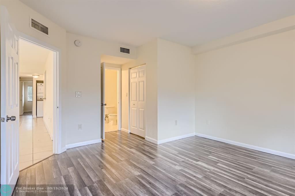 Active With Contract: $1,975 (3 beds, 2 baths, 999 Square Feet)