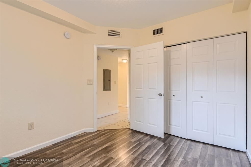 Active With Contract: $1,975 (3 beds, 2 baths, 999 Square Feet)