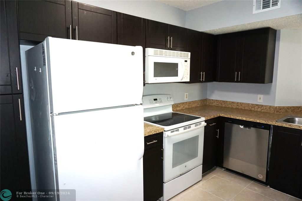 For Sale: $279,300 (2 beds, 2 baths, 984 Square Feet)