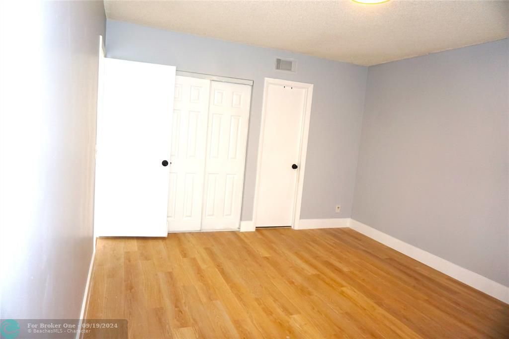 For Sale: $279,300 (2 beds, 2 baths, 984 Square Feet)