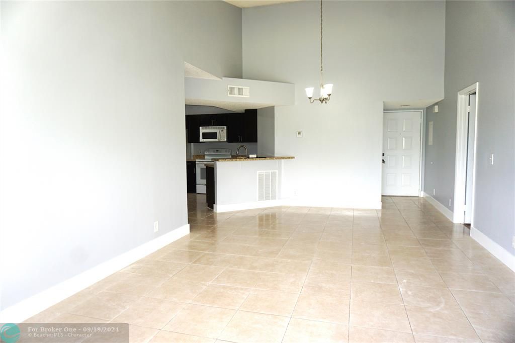 For Sale: $279,300 (2 beds, 2 baths, 984 Square Feet)