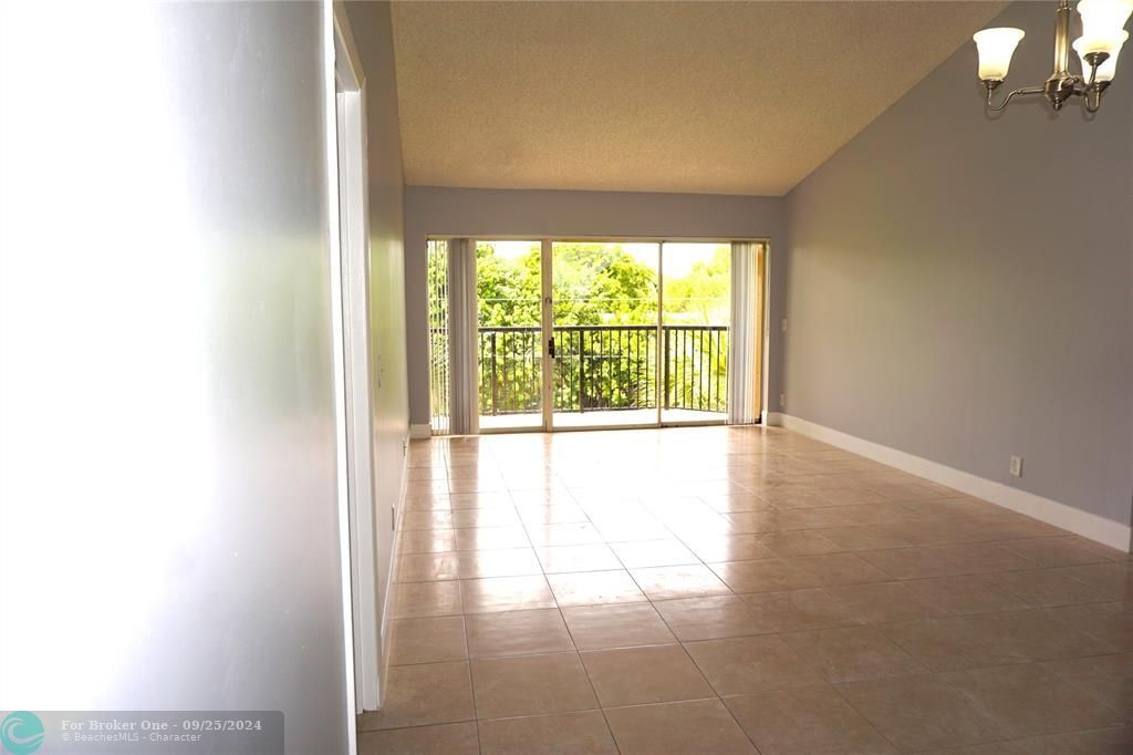 For Sale: $279,300 (2 beds, 2 baths, 984 Square Feet)