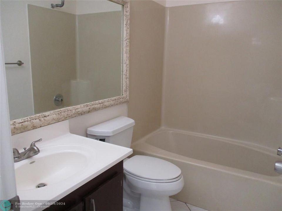 Active With Contract: $2,350 (2 beds, 2 baths, 958 Square Feet)