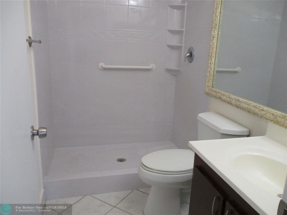 Active With Contract: $2,350 (2 beds, 2 baths, 958 Square Feet)