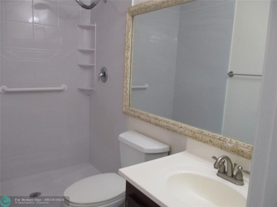 Active With Contract: $2,350 (2 beds, 2 baths, 958 Square Feet)