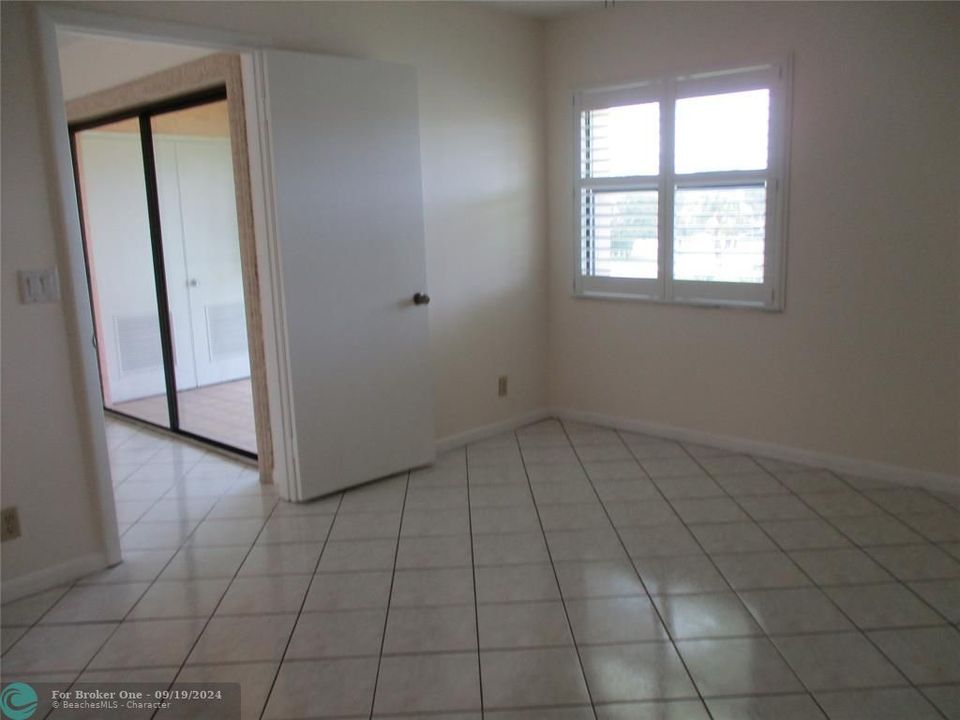 Active With Contract: $2,350 (2 beds, 2 baths, 958 Square Feet)