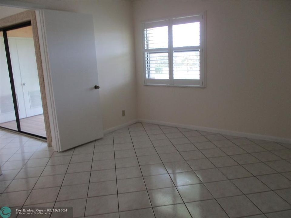 Active With Contract: $2,350 (2 beds, 2 baths, 958 Square Feet)