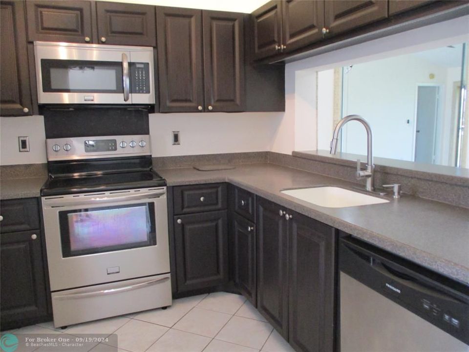 Active With Contract: $2,350 (2 beds, 2 baths, 958 Square Feet)